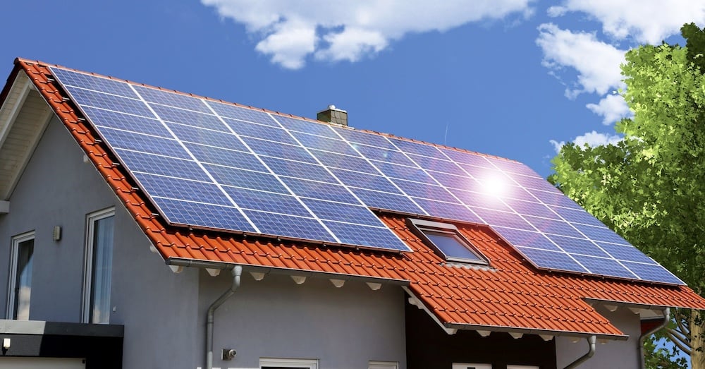 Une installation de panneaux solaires sur une maison